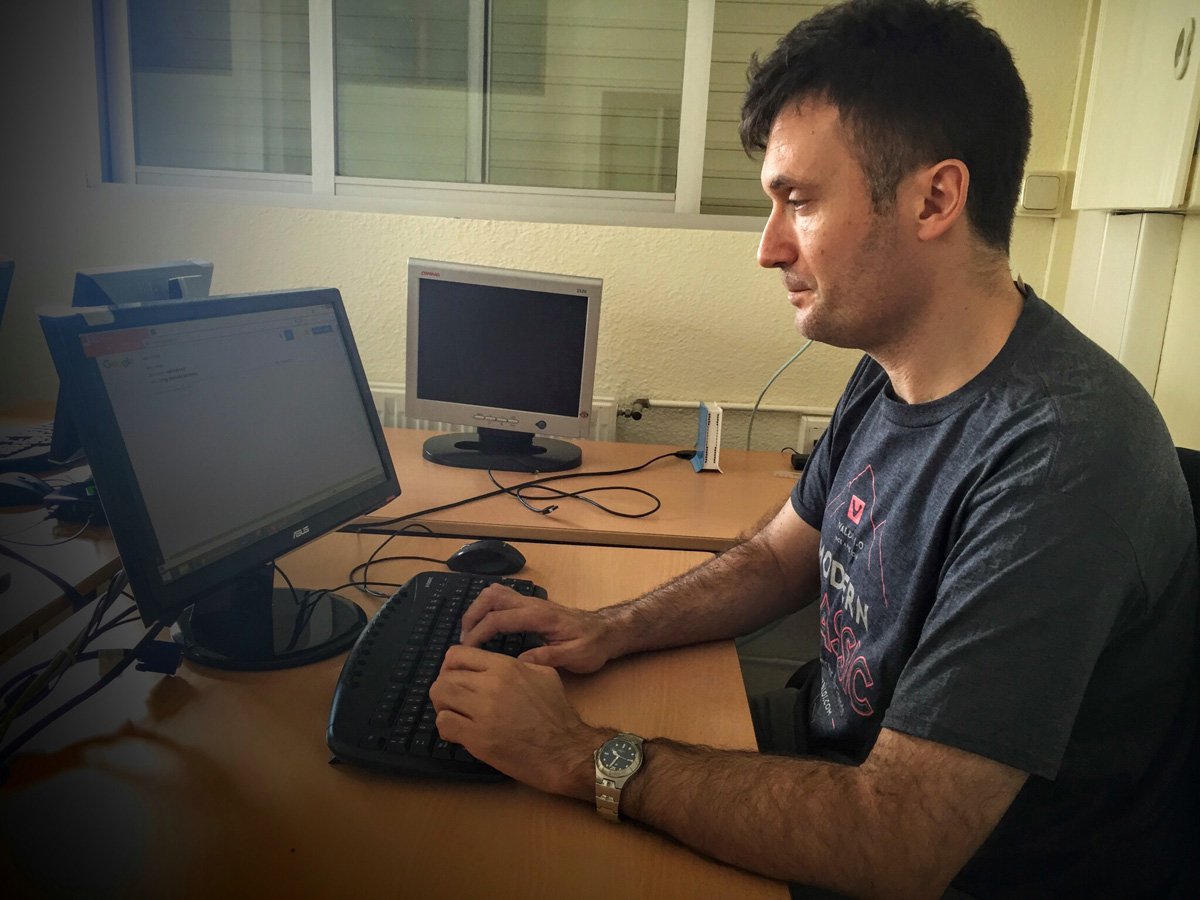 Francisco José Quesada González installing Vivaldi in IES Camilo José Cela school