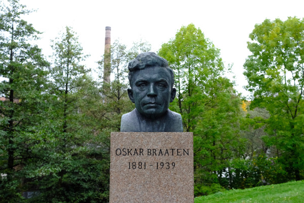 Bronze statue of Oscar Braaten.