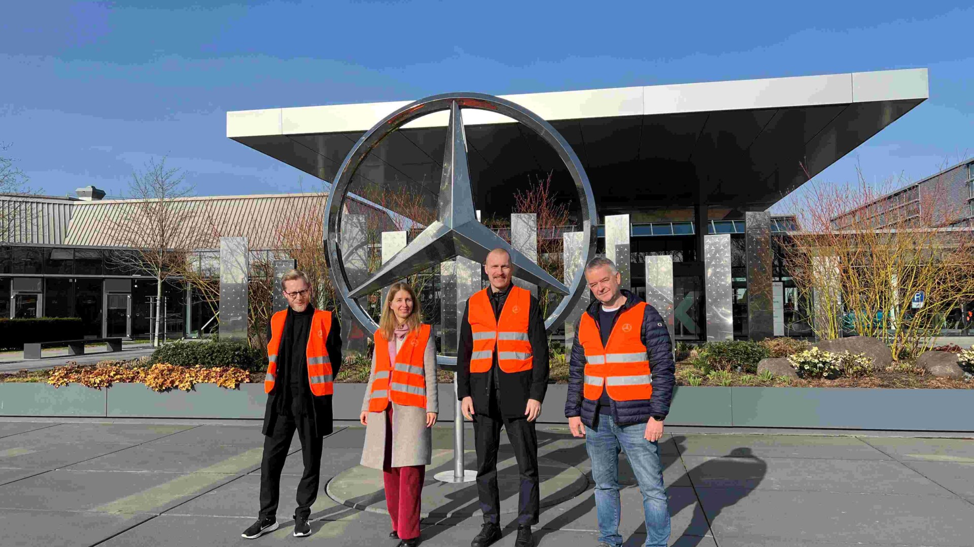 Photo of Vivaldi Group in front of MB Customer Center Sindelfingen